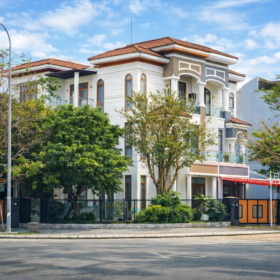CHO THUÊ BIỆT THỰ LÔ GÓC 3 TẦNG TRỤC CHÍNH GOLDEN HILLS, LIÊN CHIỂU, ĐÀ NẴNG – DIỆN TÍCH 285M², NGANG 25M